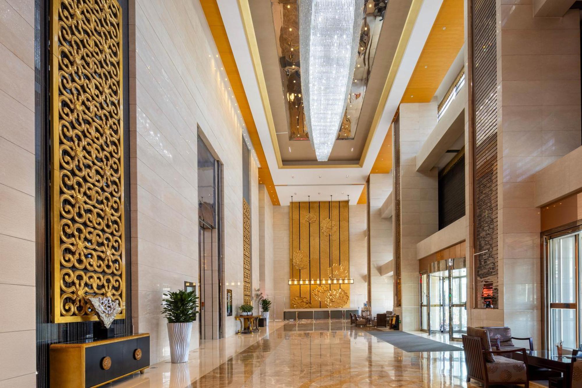 New Century Hotel Qingdao Bagian luar foto