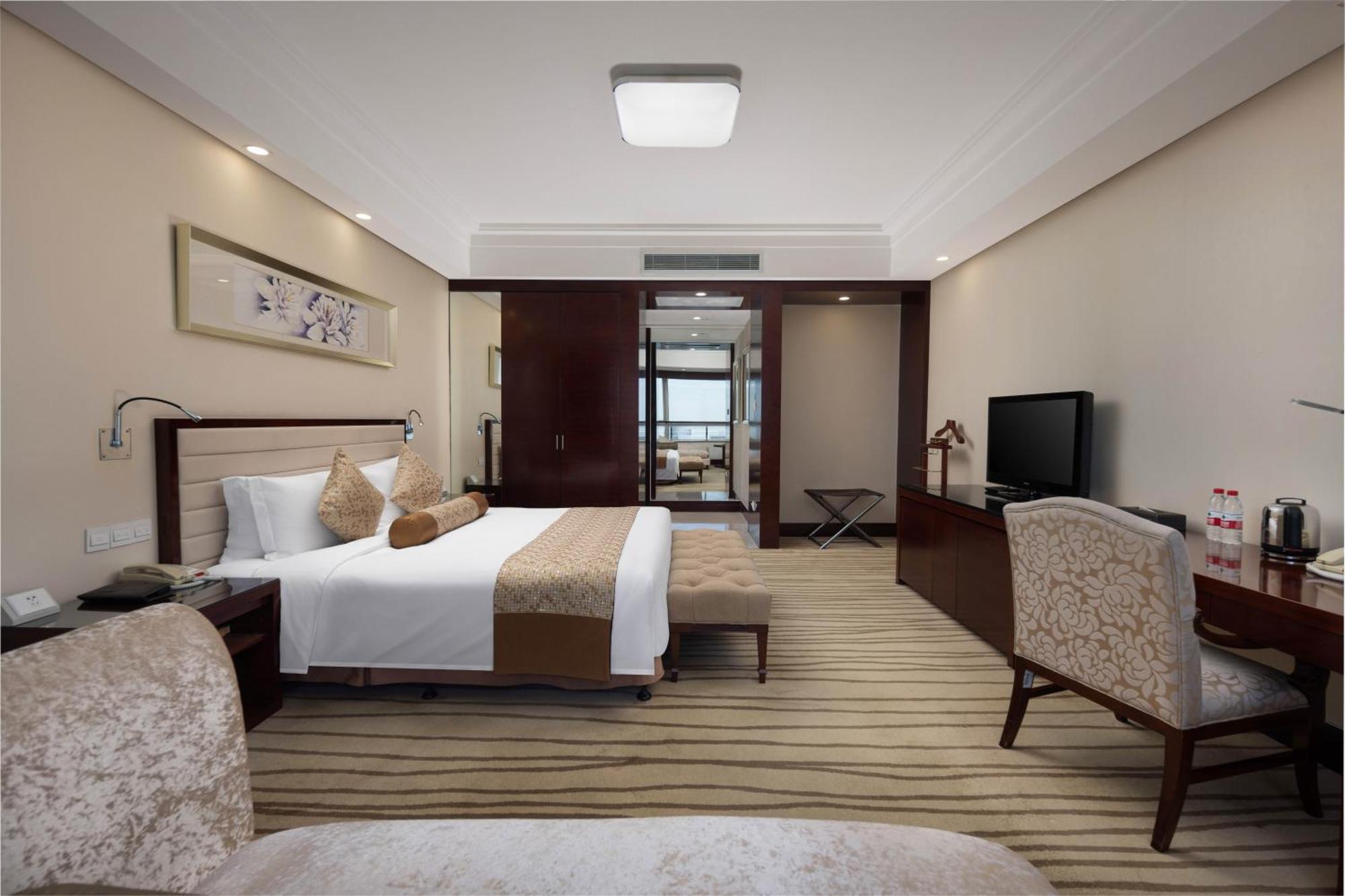 New Century Hotel Qingdao Bagian luar foto