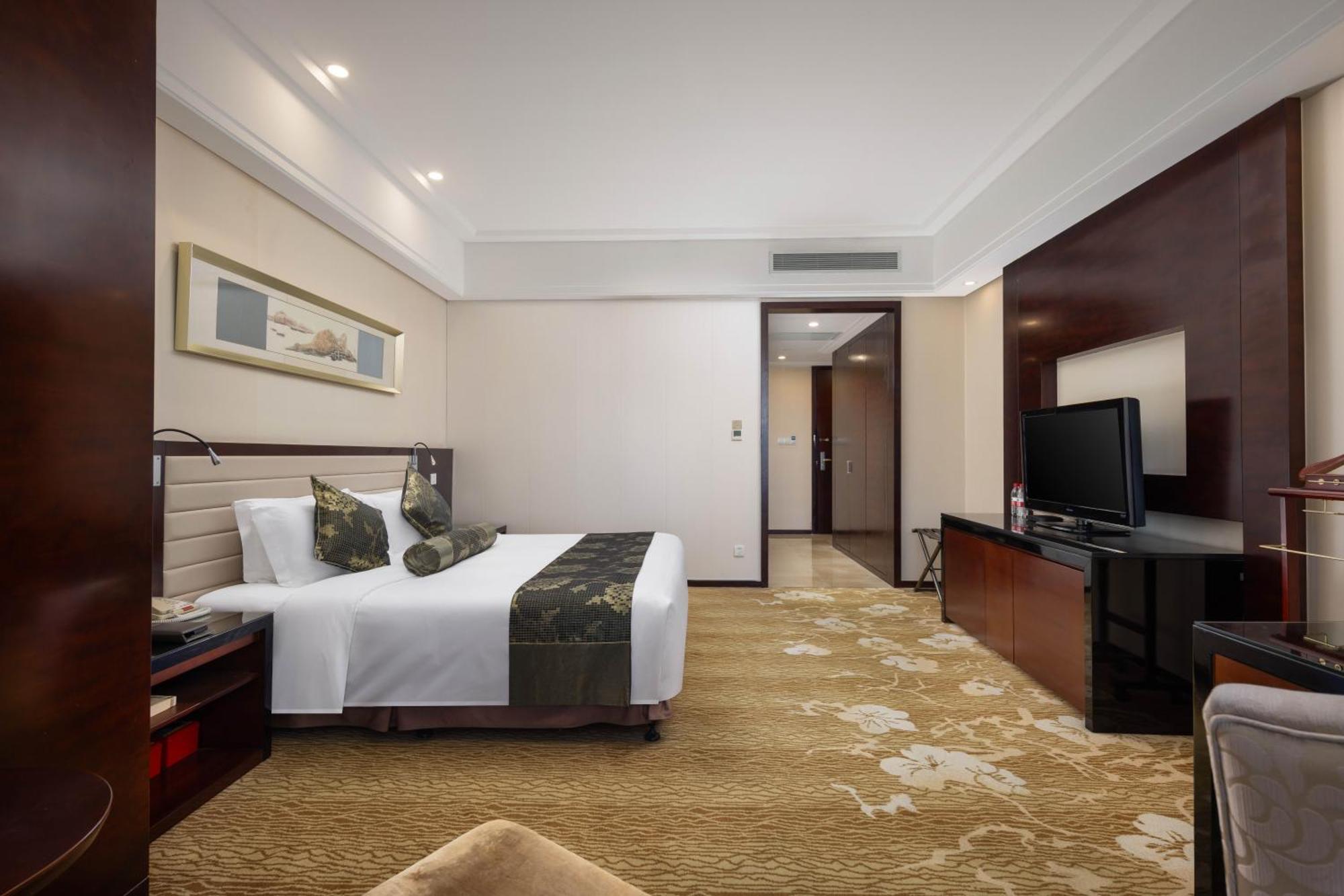 New Century Hotel Qingdao Bagian luar foto