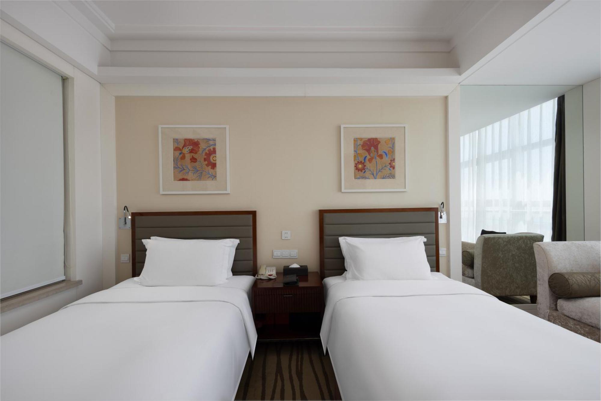 New Century Hotel Qingdao Bagian luar foto